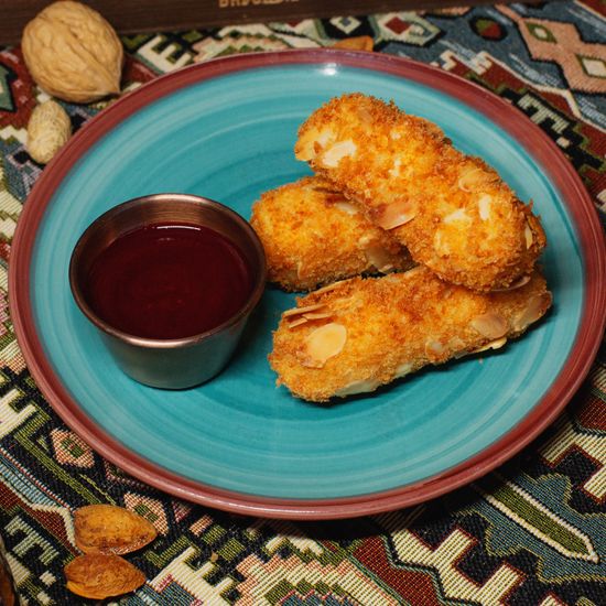 Сырные палочки с брусничным соусом