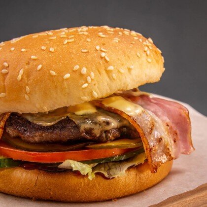 Бургер с курицей и беконом