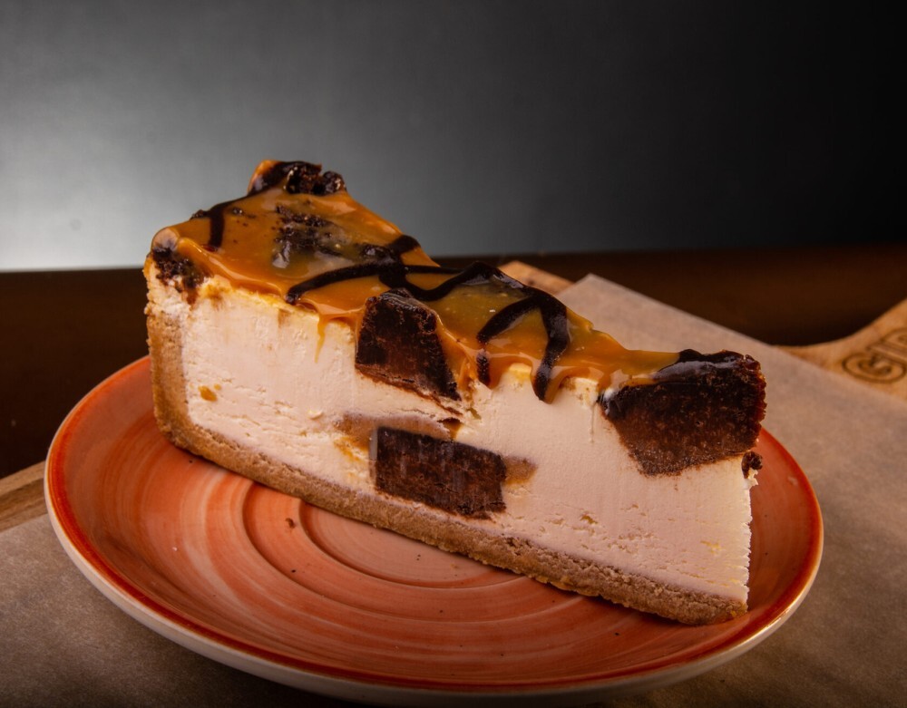 Чизкейк с брауни и карамелью