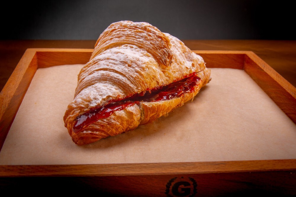 Круассан с джемом