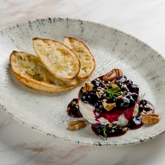 Запеченный камамбер с соусом из смородины черной