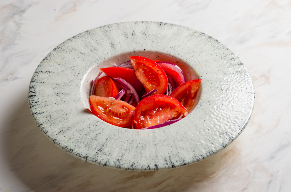 Помидоры с красным луком