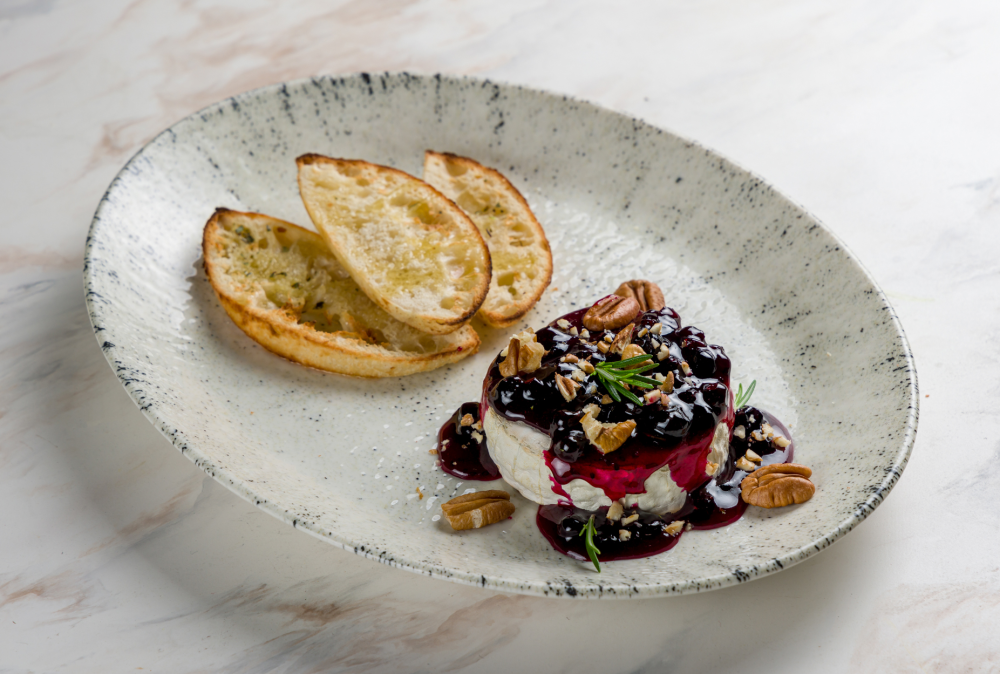 Запеченный камамбер с соусом из смородины черной