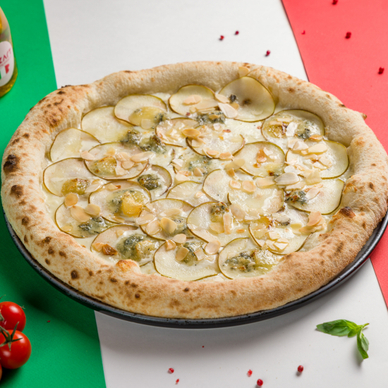 Пицца Горгонзола с орехами и грушей