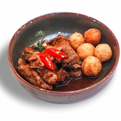 Свиные рёбрышки в перечно- копченом соусе с молодым картофелем и луком