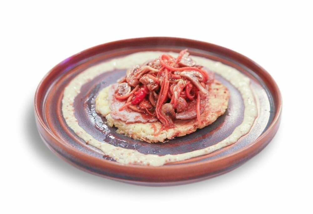 Стейк из свинины с тёплым овощным салатом