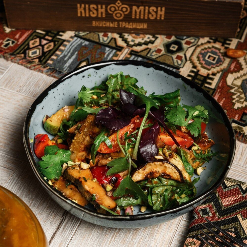 Гриль-салат с курицей и соусом "Дошаб"