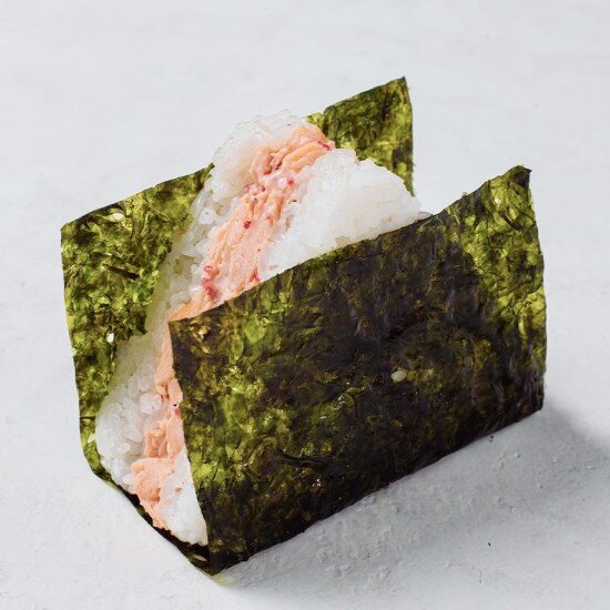 Онигири с лососем