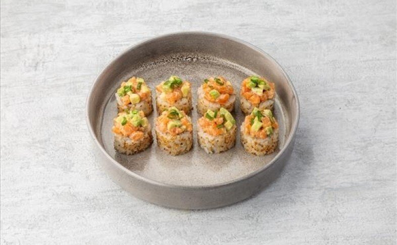 Ролл с лососем и авокадо