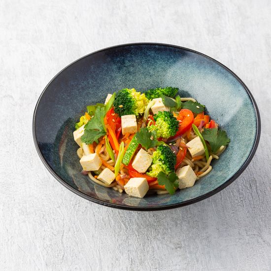 Лапша с овощами и маринованным тофу