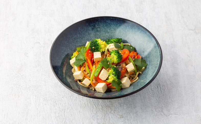 Лапша с овощами и маринованным тофу