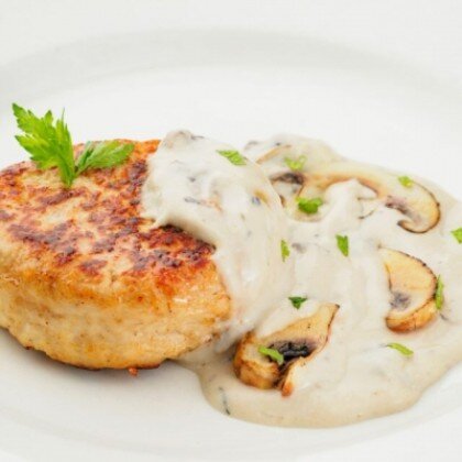 Шницель с грибным соусом. Гарнир на выбор.