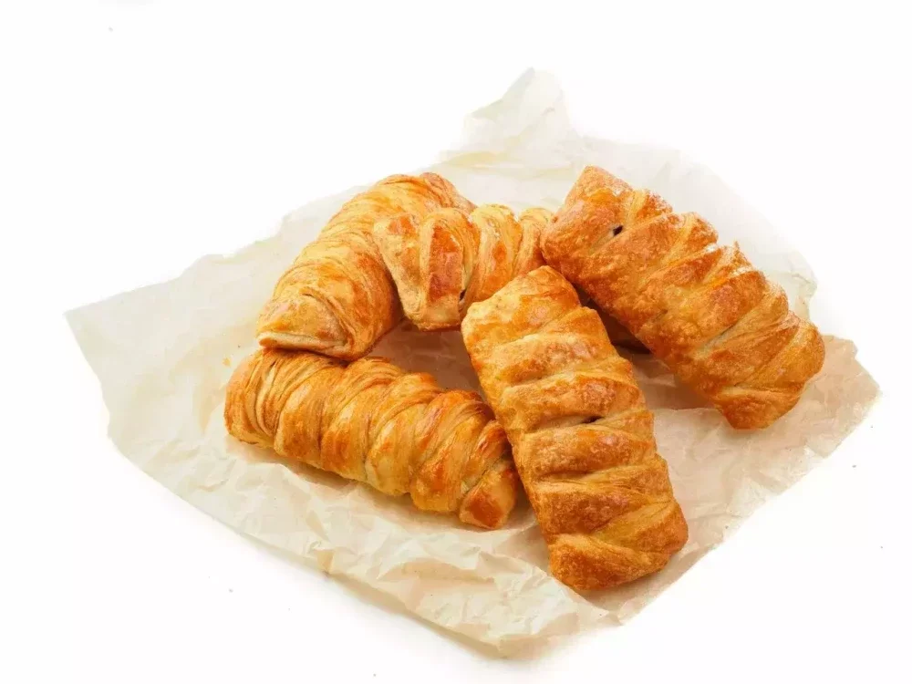 Пирожок слоеный с вишней