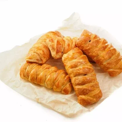 Пирожок слоеный с вишней