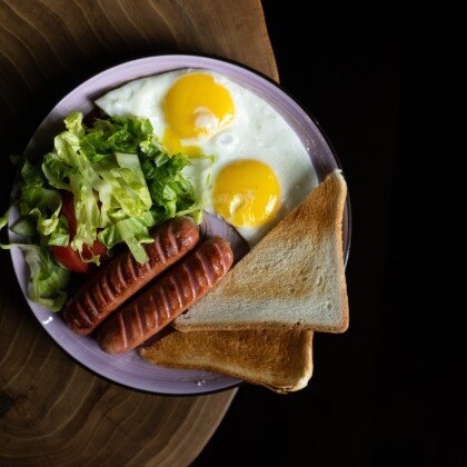 Яичница с сосисками и салатом