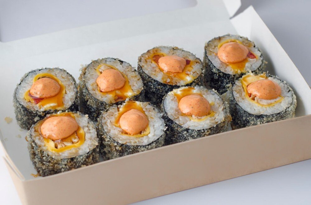 Темпурный спайси-ролл с курицей