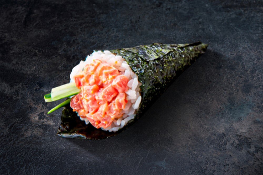 Ручной ролл с тунцом