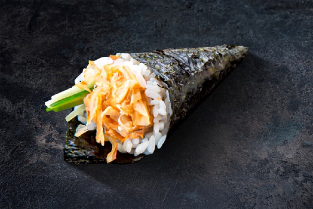 Ручной ролл с жаренным лососем