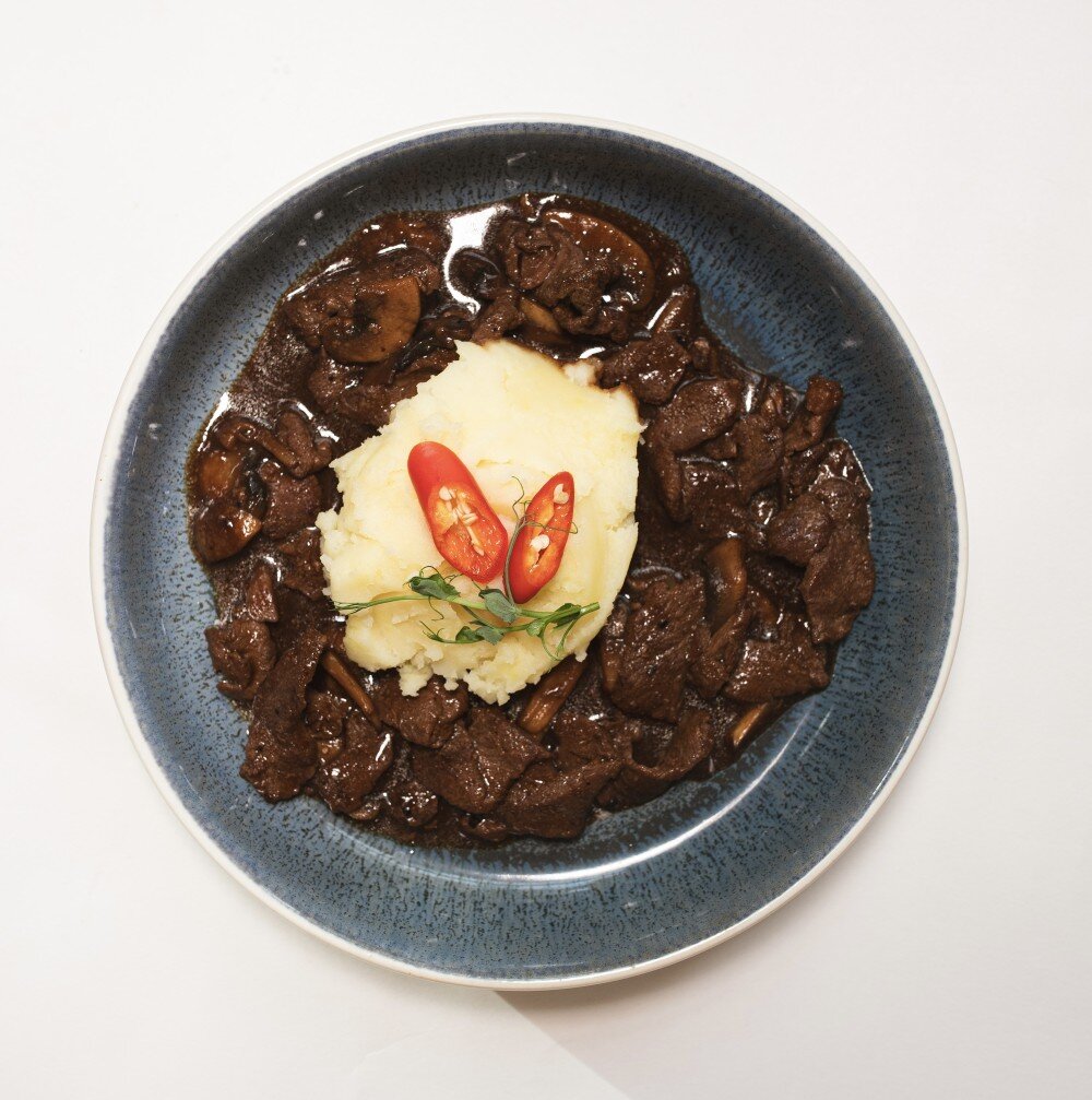 Говядина в перечном соусе с картофельным  пюре, шампиньонами, перцем чили и петрушкой