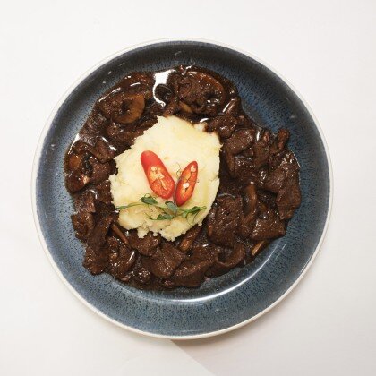 Говядина в перечном соусе с картофельным  пюре, шампиньонами, перцем чили и петрушкой