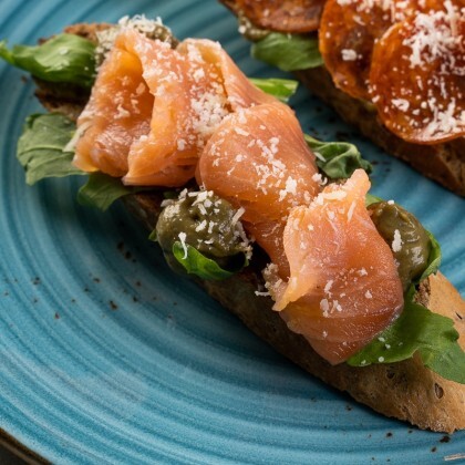 Брускетта с лососем с твороженым сыром и авакадо