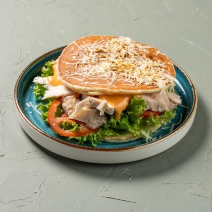 Панкейк с куриной грудкой и мииксом соусов