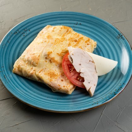 Блин с курицей и моцареллой