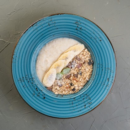 Овсяная каша с гранолой и фруктами