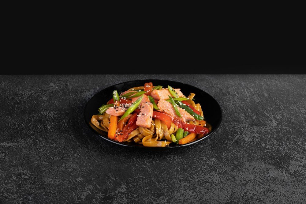 Wok с лососем