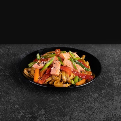 Wok с лососем