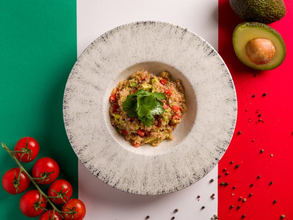 Киноа с авокадо и помидорами