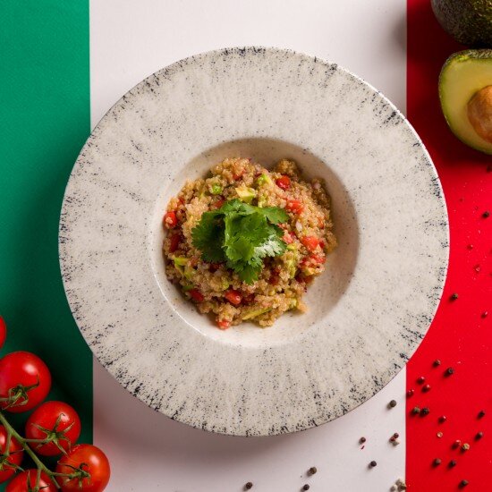 Киноа с авокадо и помидорами