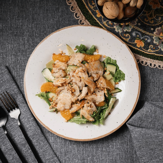 Теплый салат с курицей и апельсином