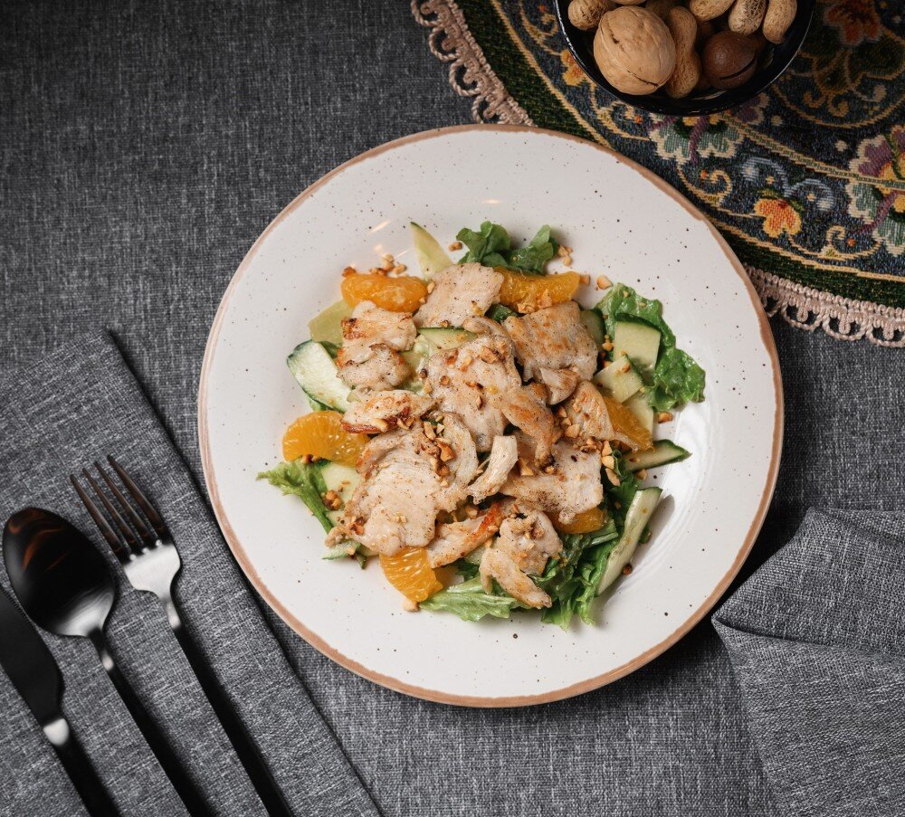 Теплый салат с курицей и апельсином
