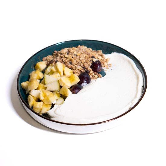 Гранола с йогуртом и фруктами