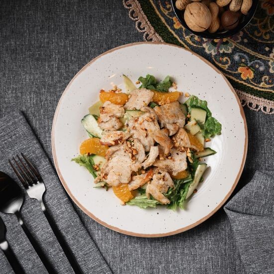 Теплый салат с курицей и апельсином