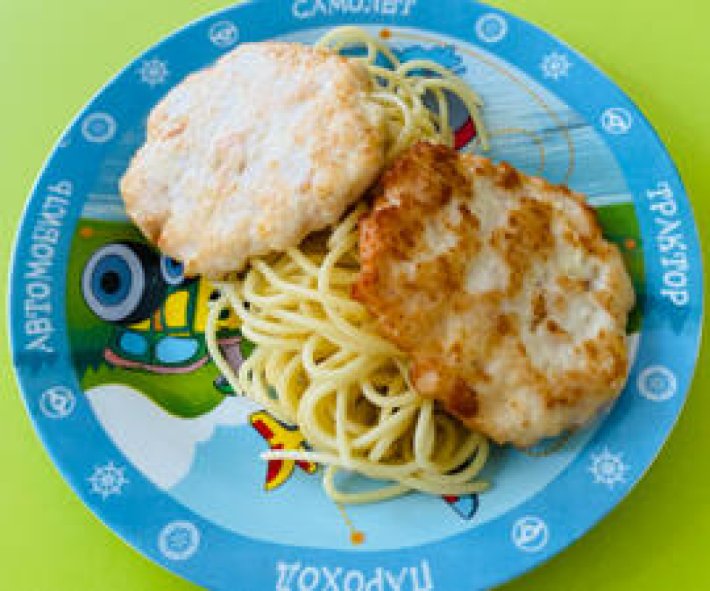 Куриные котлетки с сыром и спагетти