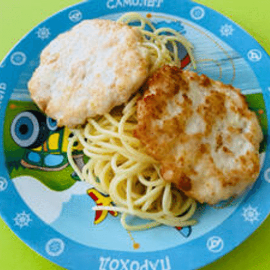 Куриные котлетки с сыром и спагетти