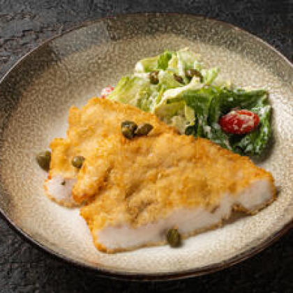 Шницель из куриной грудки с салатом "Цезарь"
