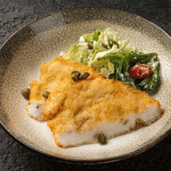 Шницель из куриной грудки с салатом "Цезарь"