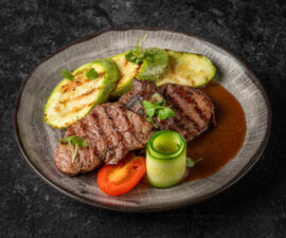 Медальон из говядины с мясным соусом