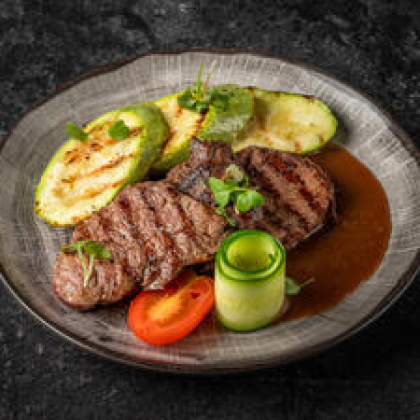 Медальон из говядины с мясным соусом