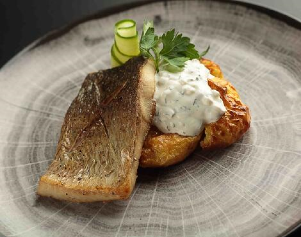 Муксун с печеным картофелем