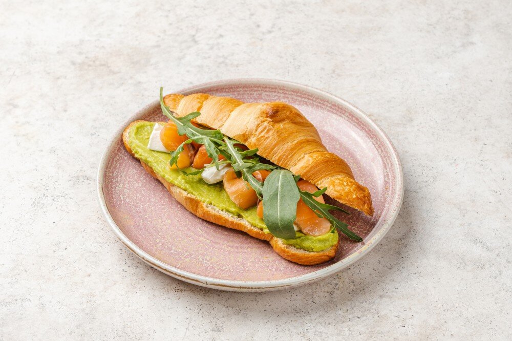 Круассан с семгой и гуакамоле