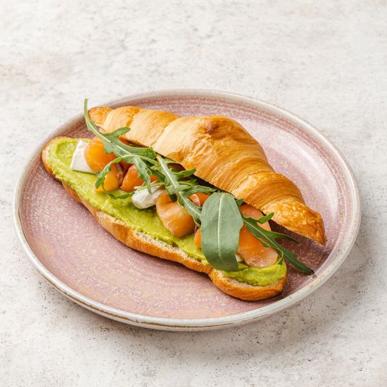 Круассан с семгой и гуакамоле