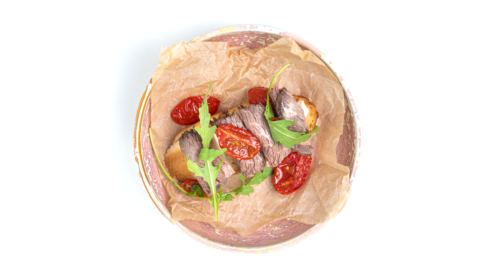 Брускета с ростбифом и печеным перцем