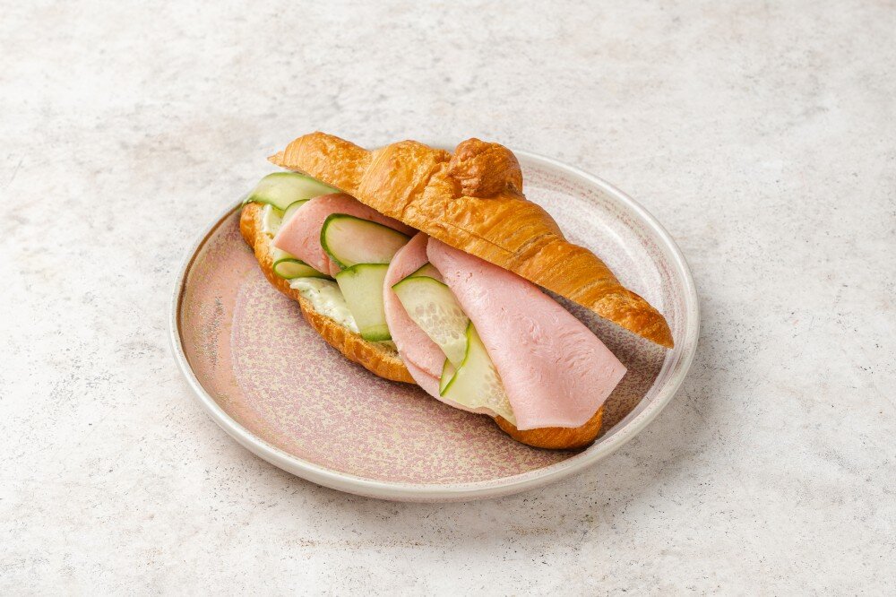 Круассан с ветчиной и огурцом