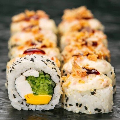 Ролл "с копчёной курицей, перечным соусом и луком фри"