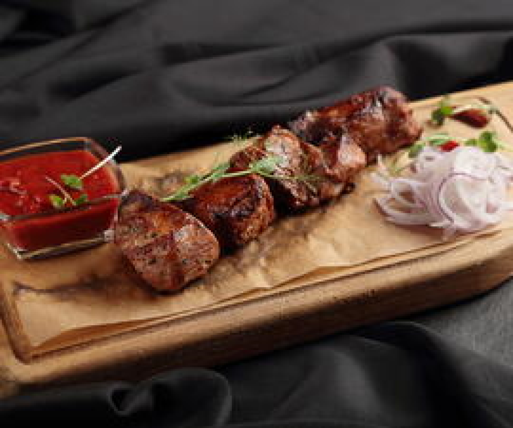 Подкопченная свиная шея на гриле