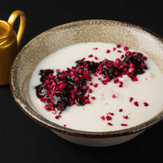 Каша манная с ежевичным вареньем